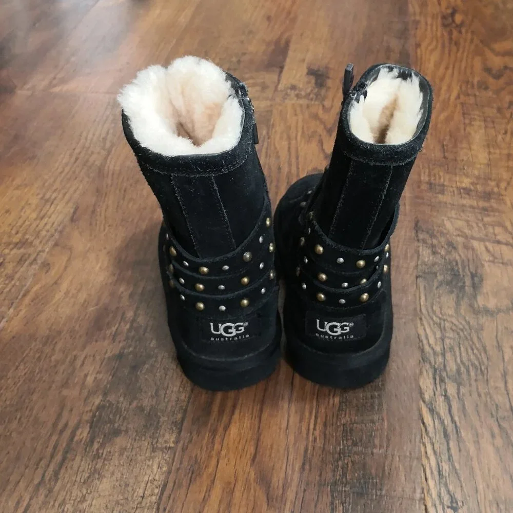 UGG clovis black